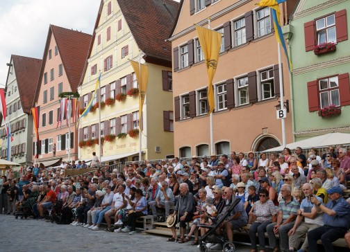 Tausende verfolgen und bejubeln vor historischer Kulisse die Aufführungen in den historischen Gewändern